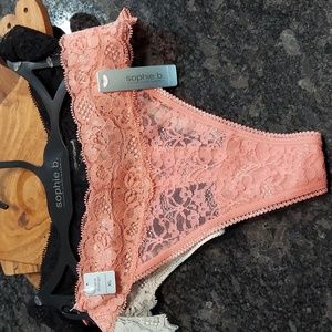 NWT sophie b. 3 Lace Thongs #400